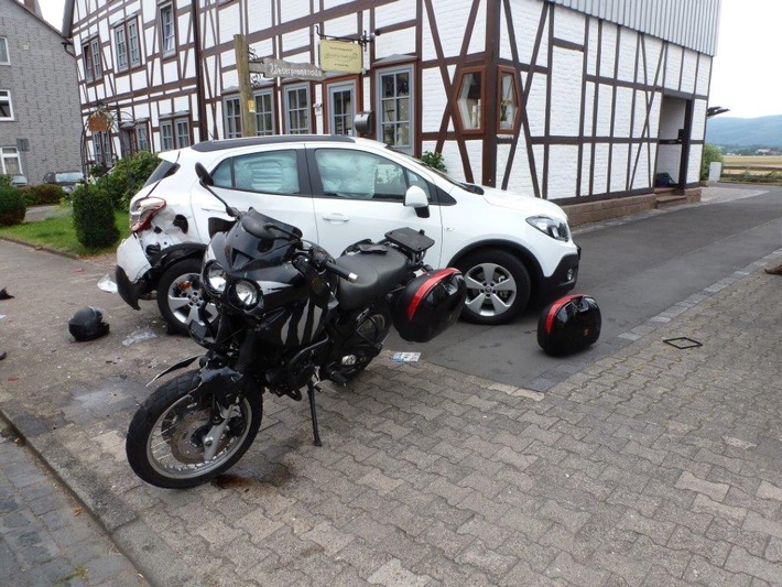 POL-NOM: Motorrad prallt gegen stehenden PKW