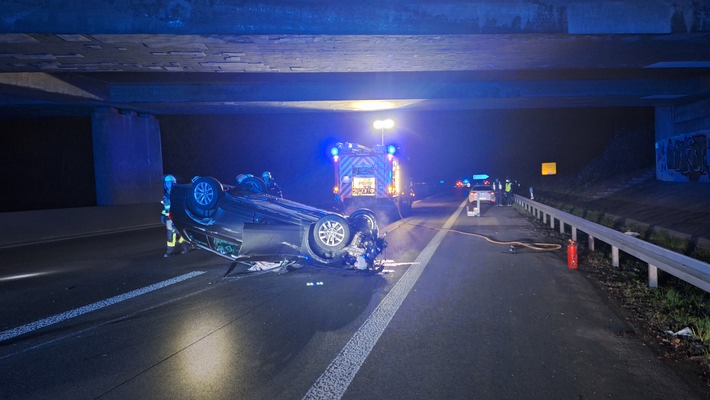 FW-E: Schwerer Verkehrsunfall auf der BAB 52 - zwei Fahrzeuge überschlagen sich