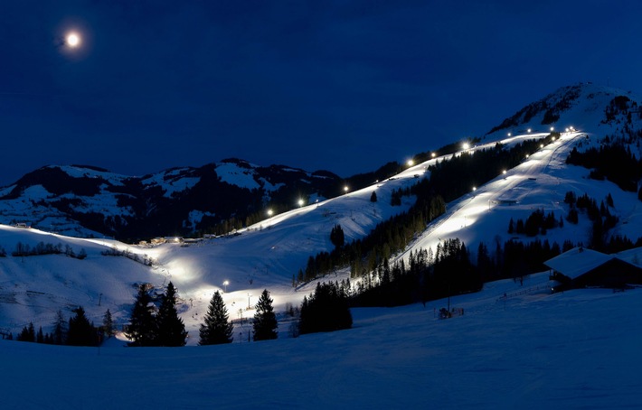 Bergbahnen Hochsöll offerieren Österreichs größtes Wintersportangebot
bei Nacht - BILD