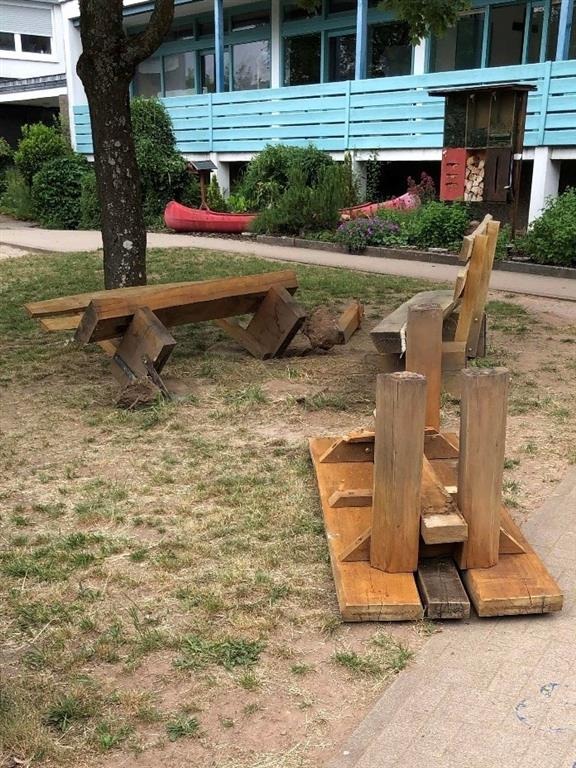 POL-PDPS: Holzbank und Holztisch auf Kindergartengelände mutwillig beschädigt