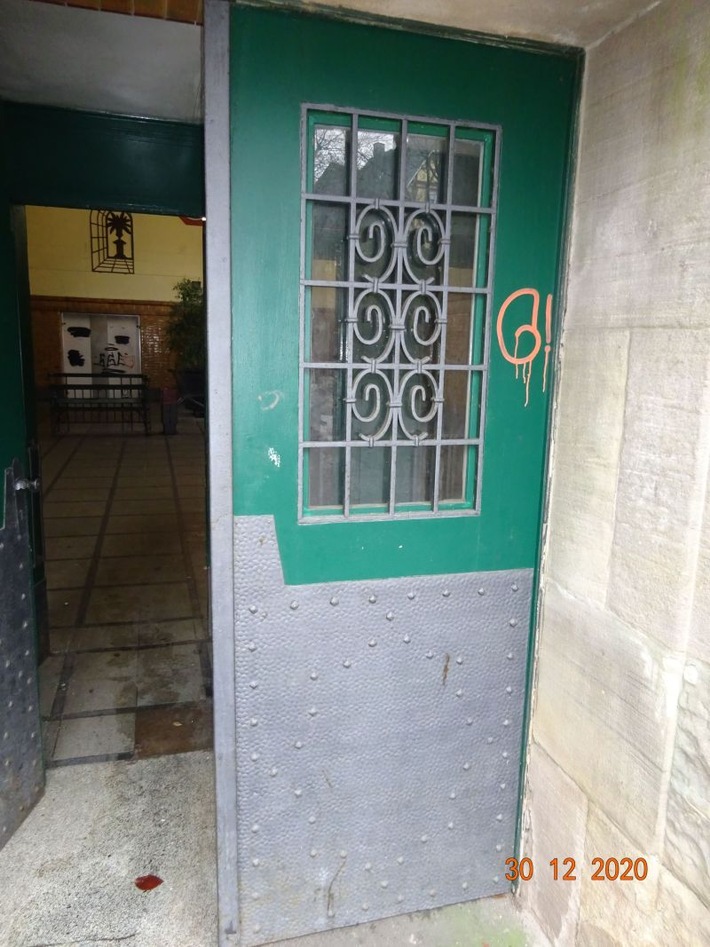 POL-LDK: Antike Tür am Bahnhof gestohlen; (FOTO)