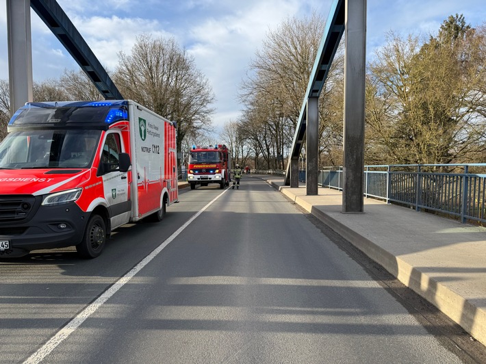 FW Hünxe: Pkw kollidiert mit Brückenpfeiler - Eine verletzte Person