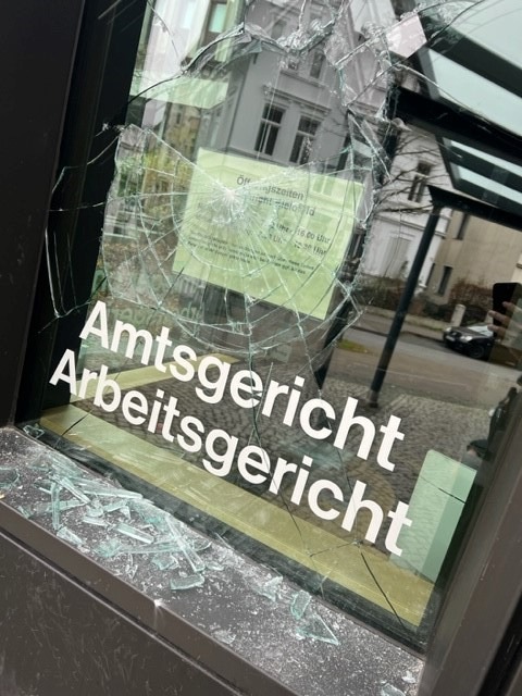 POL-BI: Unbekannte beschädigen Fenster des Amtsgerichts