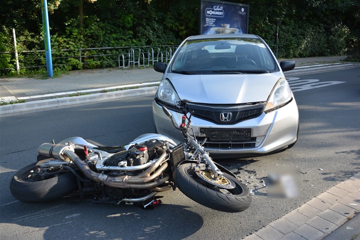 POL-HF: Verkehrsunfall beim Abbiegen - Motorradfahrer schwer verletzt