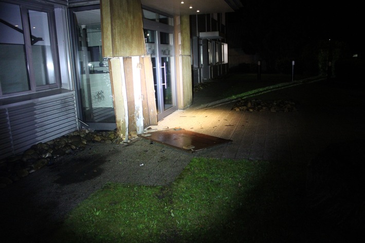 POL-BI: Betrunkene lassen Unfallwagen zurück