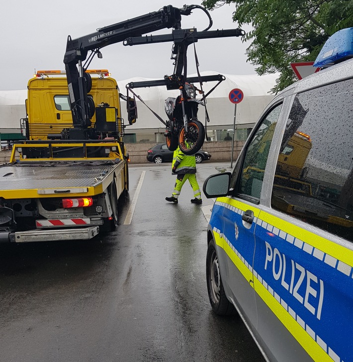 POL-WI: Maschinen aus PKW entwendet +++ in Keller eingebrochen +++ Roller entwendet +++ Verkehrskontrolle in Mainz-Kastel