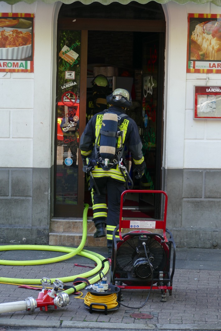 FW-DO: Brand in Pizzeria führt zu Rauchausbreitung in Wohnungen