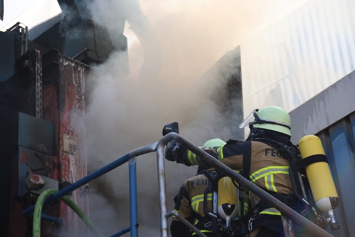 FW-E: Brand in einem Industriebetrieb - keine Verletzten