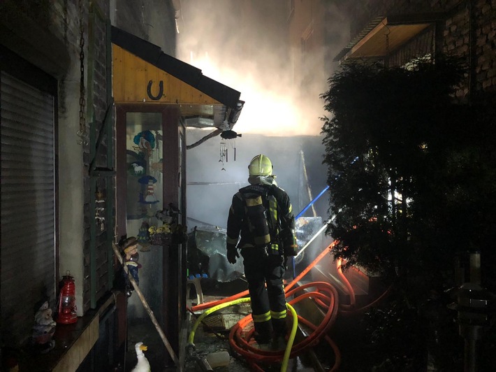 FW-GE: Brand eines Unterstandes löst Großeinsatz der Feuerwehr Gelsenkirchen aus