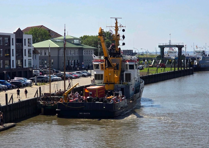 FW Bremerhaven: Schiffsbrand während der Einlaufparade gelöscht
