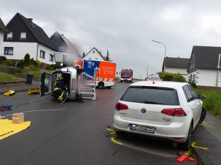 POL-GM: 090519-443:  Auto kippte nach Unfall auf die Seite - zwei Verletzte