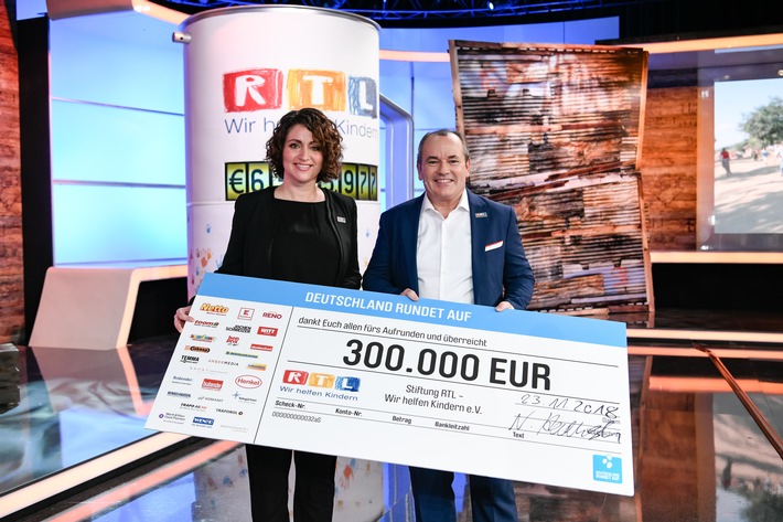 DEUTSCHLAND RUNDET AUF übergibt 7 Millionen Minispenden für den RTL-Spendenmarathon