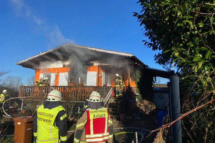 FW VG Asbach: Gebäudebrand in Asbach-Löhe