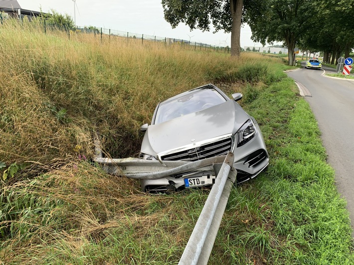 POL-STD: Mercedesfahrer kommt von der Straße ab und landet im Graben, Einbrecher in Bützfleth erbeuten E-Bike