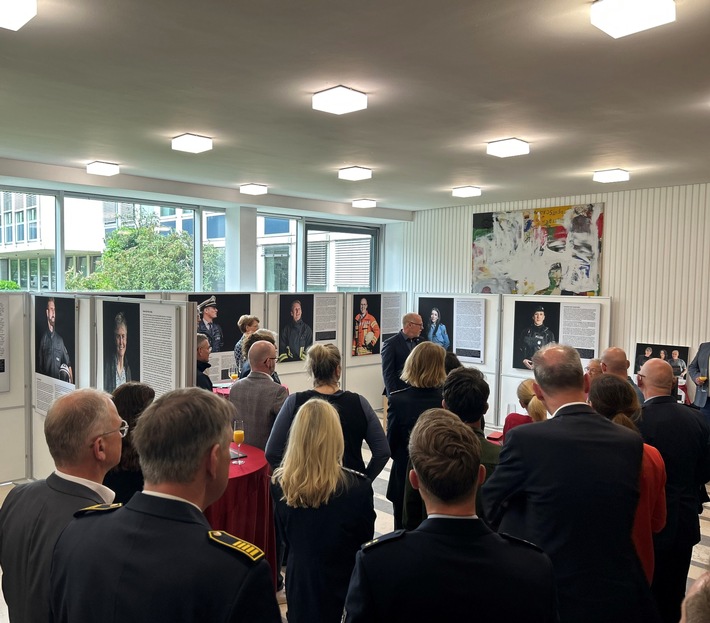 POL-MS: "Der Mensch dahinter" - Ausstellung am Friesenring eröffnet - Polizei Münster lädt zu öffentlichen Besuchsterminen ein
