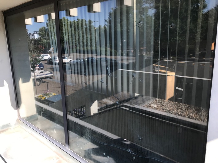 POL-PPWP: Fenster am Rathaus beschädigt