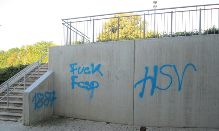 POL-RZ: Graffitischmierereien in Sandesneben - Zeugen gesucht