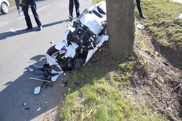 POL-HF: Motorradfahrer prallt gegen Baum- Kontrolle beim Überholen verloren