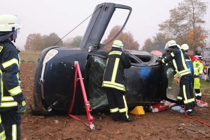 POL-HX: Kleinwagen überschlägt sich mehrfach, Fahrerin schwer verletzt