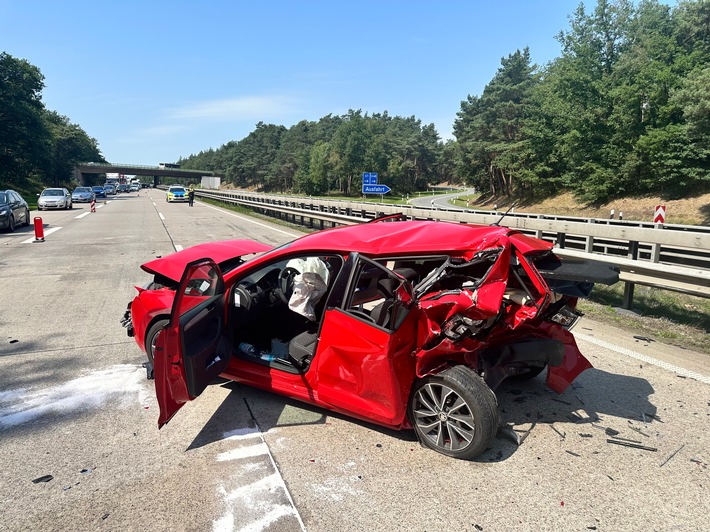 POL-DEL: Autobahnpolizei Ahlhorn: Schwerer Verkehrsunfall auf der Autobahn 1 in Wildeshausen +++ 4 Personen leicht, 1 schwer verletzt