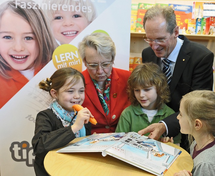 Kinder zeigen Bildungsministerin modernes Lernen auf der Bildungsmesse didacta (mit Bild)