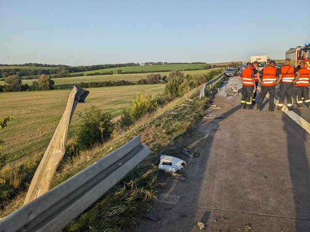 API-TH: Schwerer Lkw Unfall bei Eisenach auf der A 4 - Hängerzug durchbricht Leitplanke und landet auf Feld!