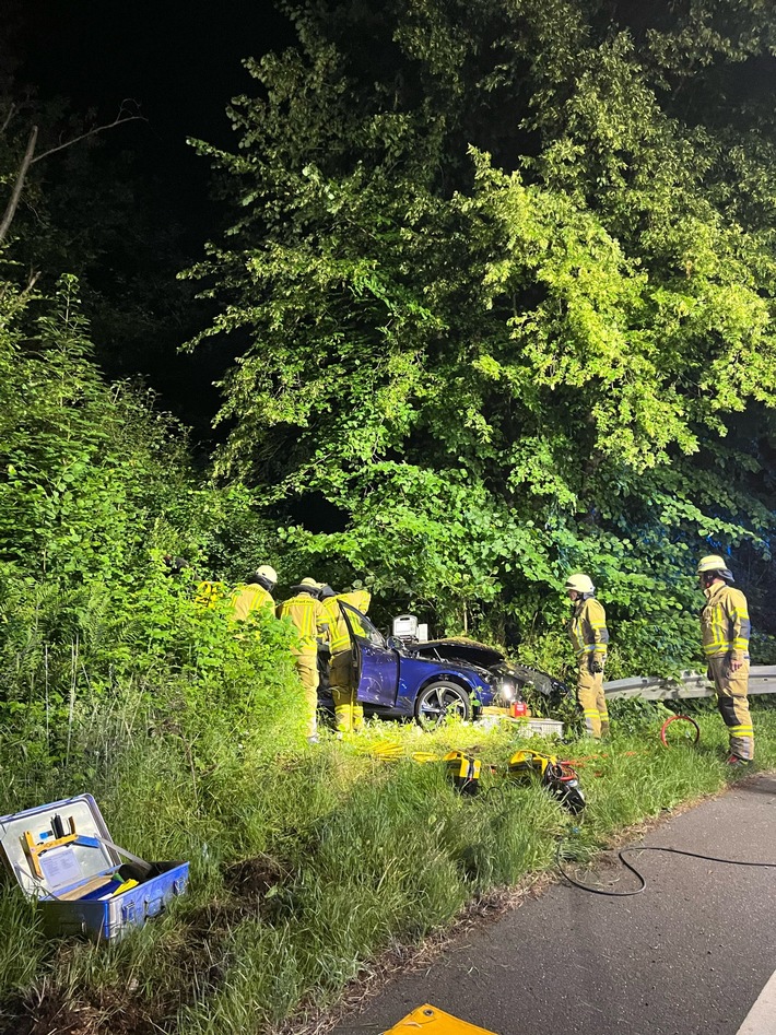 POL-AC: Alleinunfall - Drei junge Männer bei Verkehrsunfall verletzt