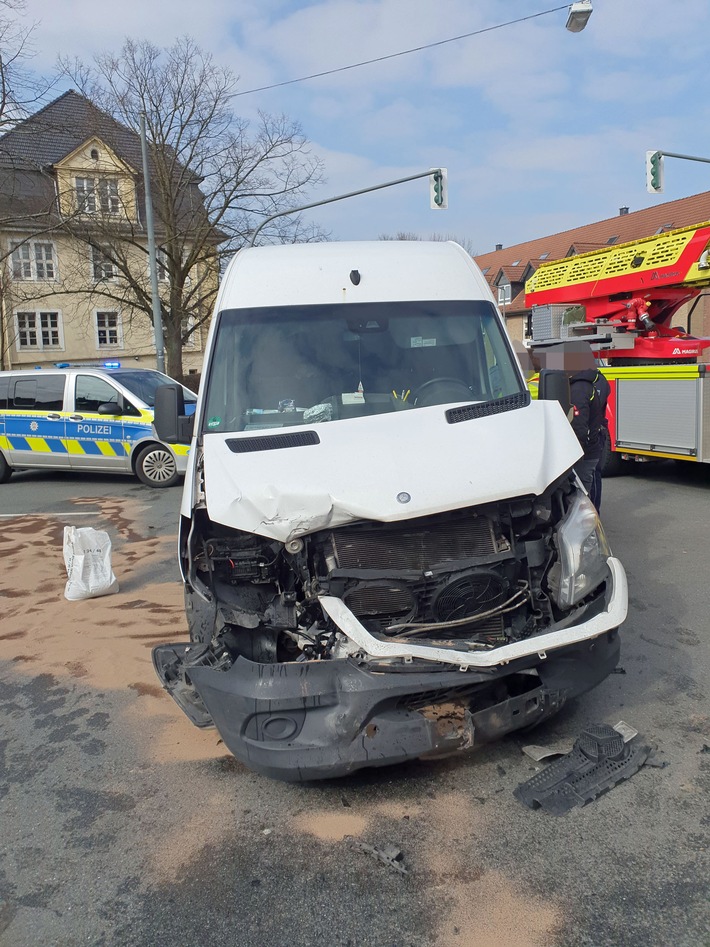 POL-ME: Zusammenstoß im Kreuzungsbereich fordert zwei Leichtverletzte und hohen Sachschaden - Ratingen - 2103116