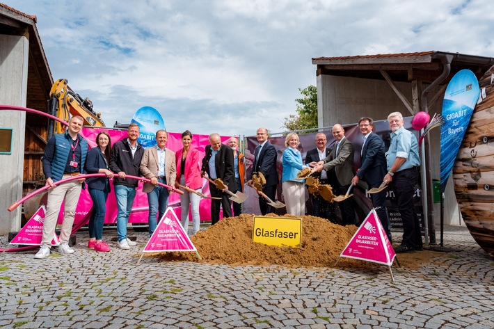 Spatenstich: Hochmodernes Glasfasernetz für die Verwaltungsgemeinschaft Mainburg in Attenhofen, Aiglsbach, Volkenschwand und Elsendorf