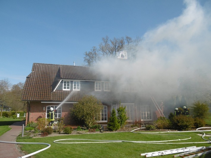 POL-DEL: Landkreis Oldenburg: Dachstuhl eines Wohnhauses in Hatten gerät in Brand ++ hoher Sachschaden ++ Ermittlungen zur Ursache laufen