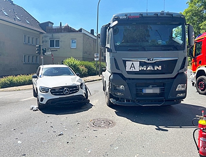 POL-ME: Unfall an defekter Ampel - Mercedes kollidiert mit LKW- 2507011