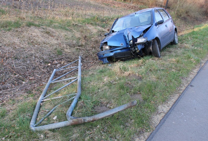 POL-MI: Trunkenheitsfahrt: Auto-Fahrer (21) verursacht Unfall und lässt sich mit Taxi nachhause fahren