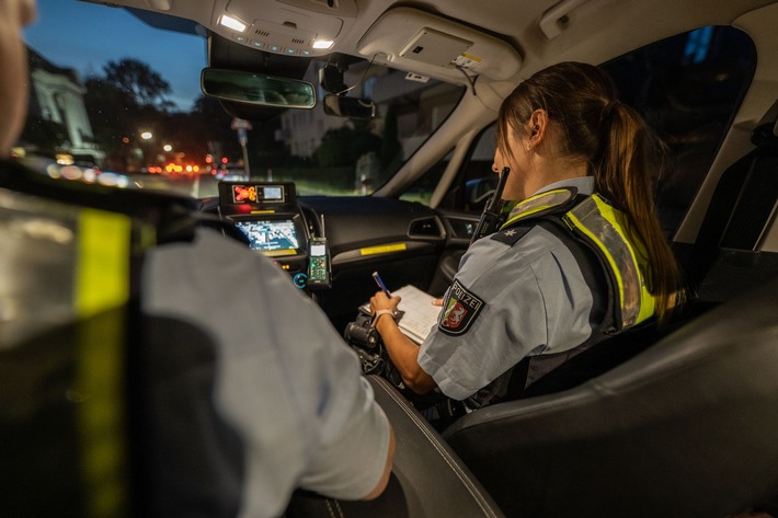 POL-ME: Polizei stellt 38-jährigen Autofahrer nach Verfolgungsfahrt - Velbert - 2404035