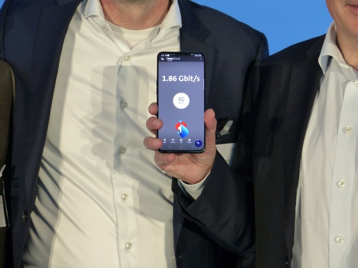 5G-fähiges Smartphone im von Ericsson ausgerüsteten 5G-Live-Netz der Swisscom Weiterer Text über ots und www.presseportal.de/nr/13502 / Die Verwendung dieses Bildes ist für redaktionelle Zwecke honorarfrei. Veröffentlichung bitte unter Quellenangabe: "obs/Ericsson GmbH"