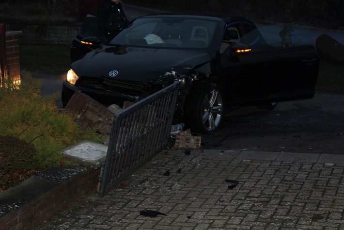POL-MI: Pkw kracht gegen Straßenschild und Mauer