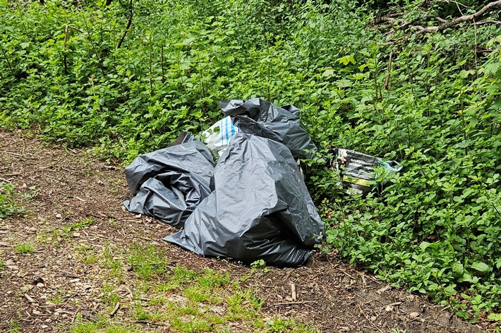 POL-UL: (GP) Wangen - Müll im Wald entsorgt / Unbekannte hinterließen die vergangenen Tage ihren Unrat in einem Waldstück bei Wangen.