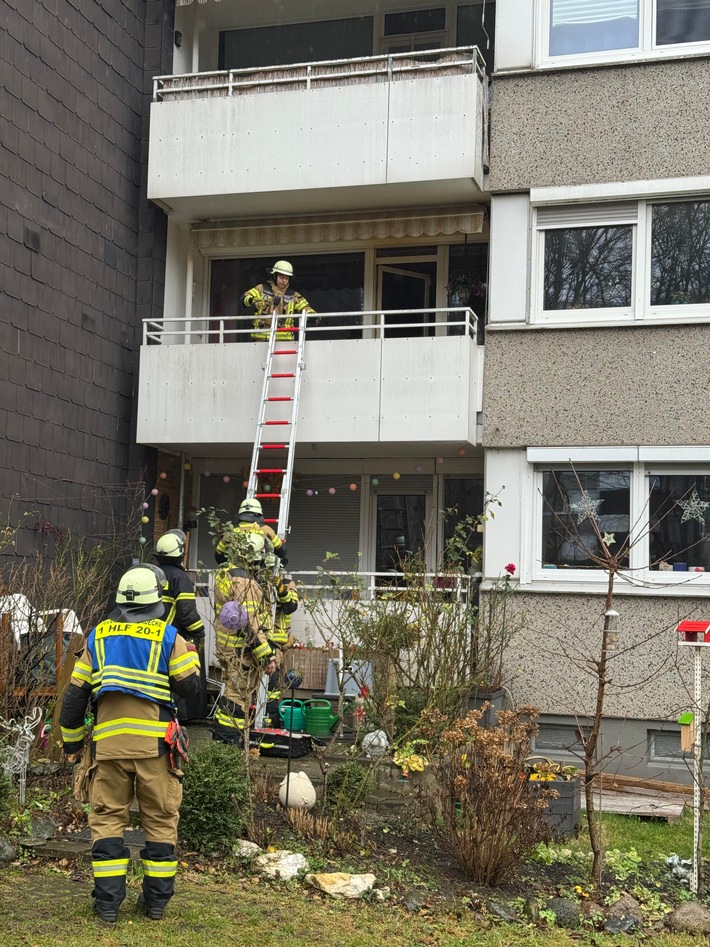 FW-EN: Wohnungsbrand mit Verdacht der Menschenrettung - Feuerwehr im Dauereinsatz - Zwei Brände und mehrere Ölspuren fordern die Einsatzkräfte
