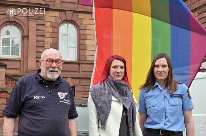 POL-PPWP: Polizei setzt Zeichen und hisst Regenbogenfahne