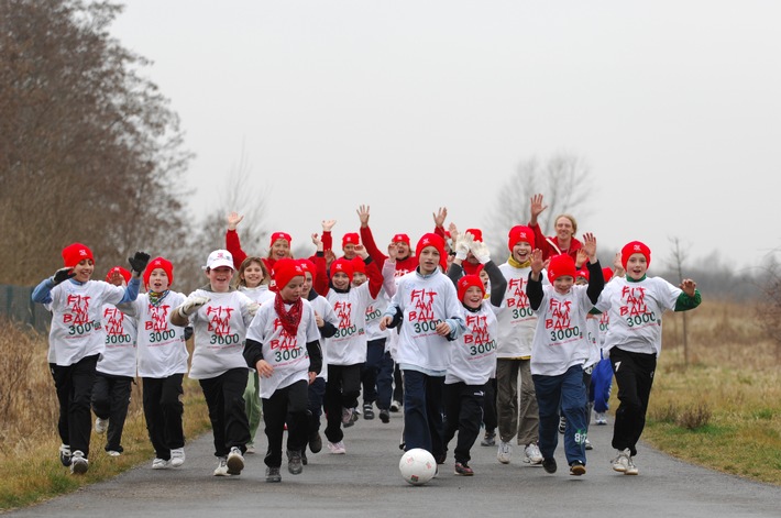 Schüler-Staffel "Fit am Ball 3000" schafft kurz vor Eröffnung der Fußball-EM Dribbel-Weltrekord!