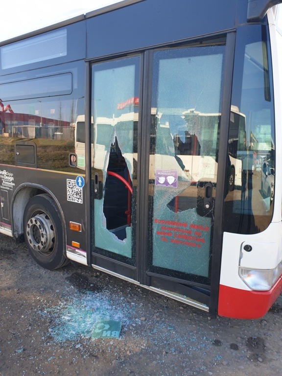 POL-PDNW: (Haßloch) Vandalismus / Linienbus beschädigt