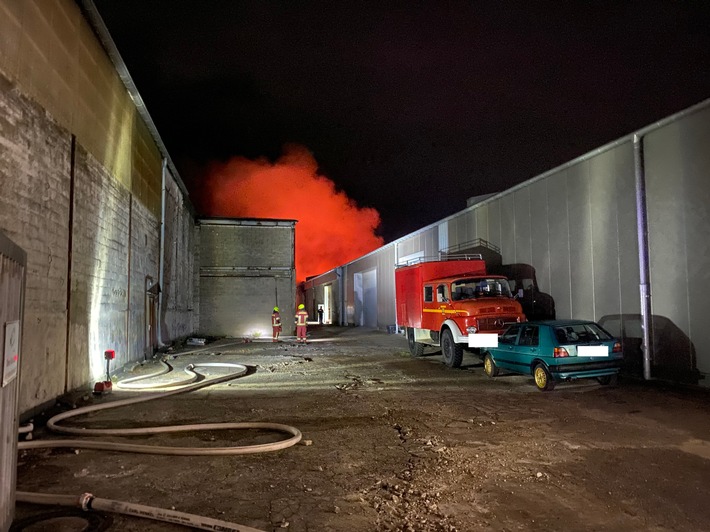 Feuerwehr Weeze: Industriehallenbrand