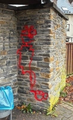 POL-PDTR: Graffiti Beschädigung von Gemeindeeigentum am Busbahnhof in Morbach.