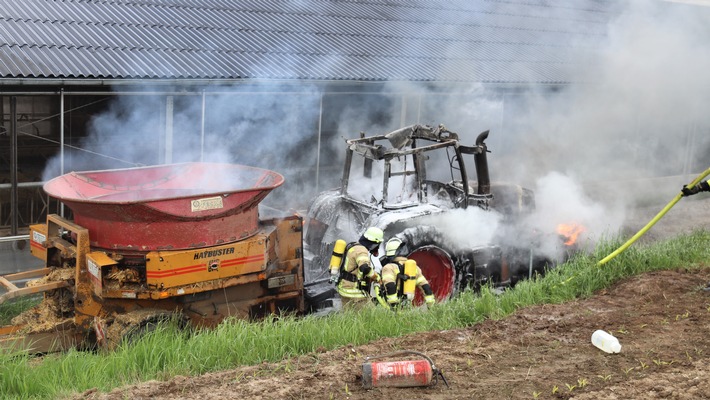 POL-HX: Traktor gerät in Brand