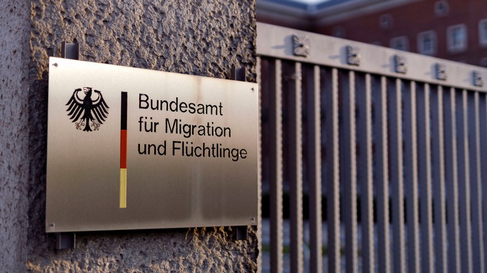 ARD-DeutschlandTREND: Zuwanderung und Flucht ist nach Meinung der Deutschen das dringendste Thema