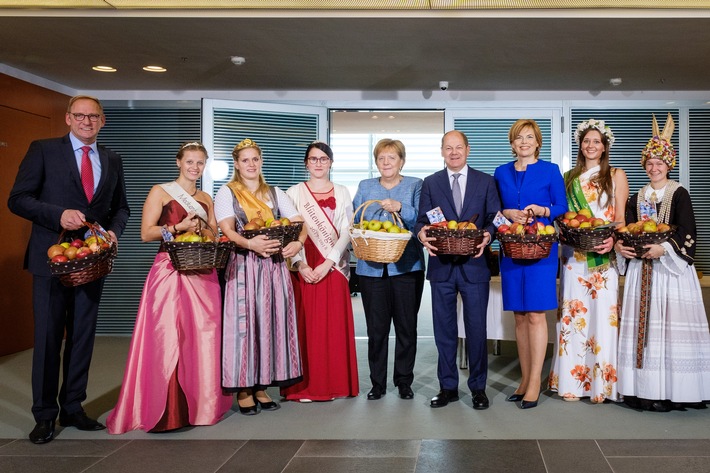 Gipfeltreffen im Kanzleramt: Regierungschefin Angela Merkel empfing Deutschlands Apfelköniginnen zum traditionellen Apfelkabinett