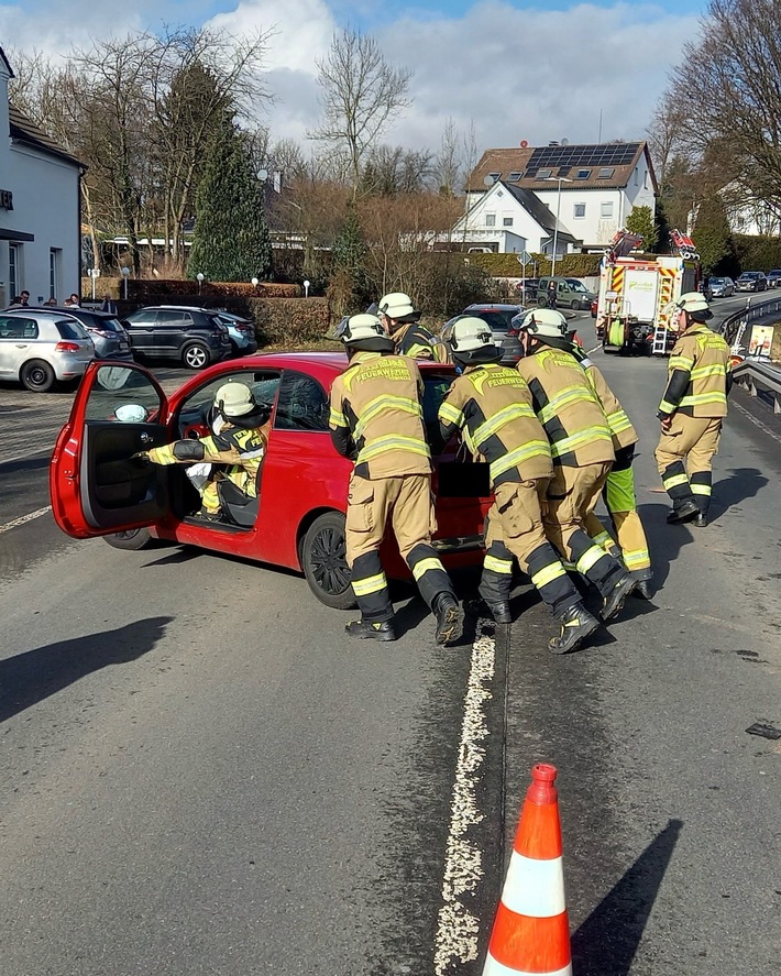 FW-EN: Drei Einsätze am zweiten Februar Wochenende - Brandnachschau, Verkehrsunfall, Brandmeldealarm