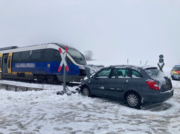 POL-GÖ: (522 2022) Erneute Kollision am Bahnübergang: Personenzug erfasst Pkw in Emmenhausen - Keine Verletzten