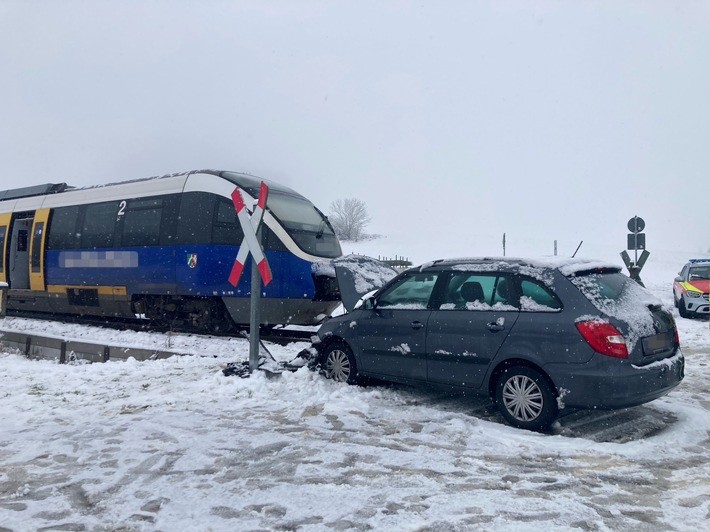 POL-GÖ: (522/2022) Erneute Kollision am Bahnübergang: Personenzug erfasst Pkw in Emmenhausen - Keine Verletzten