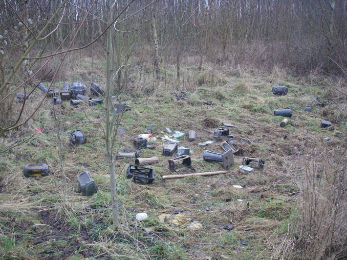 POL-DN: Diebe verwüsten Tetzer Friedhof