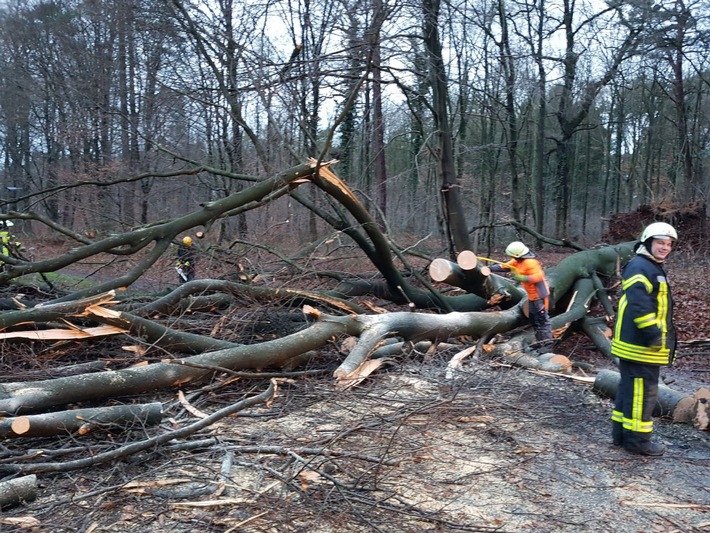 FW-GL: Sturmtief "Burglind" trifft Bergisch Gladbach mit voller Wucht - 150 Einsätze alleine im Stadtgebiet von Bergisch Gladbach
